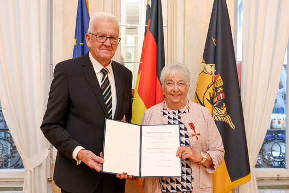 Ministerpräsident Winfried Kretschmann (links) und Monika Barthelmey (rechts)