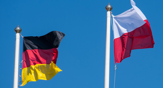Die Fahnen von Deutschland (links) und Polen (rechts)
