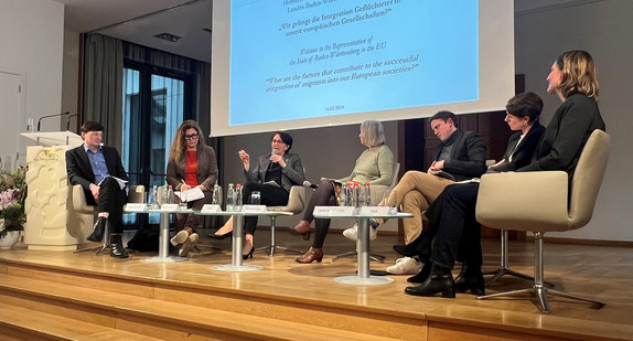 Podiumsdiskussion mit Staatssekretärin Dr. Ute Leidig in der Landesvertretung Baden-Württemberg in Brüssel mit Leinwand im Hintergrund.