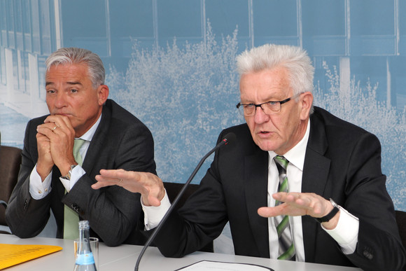 Ministerpräsident Winfried Kretschmann (r.) und der stellvertretende Ministerpräsident und Innenminister, Thomas Strobl (l.)