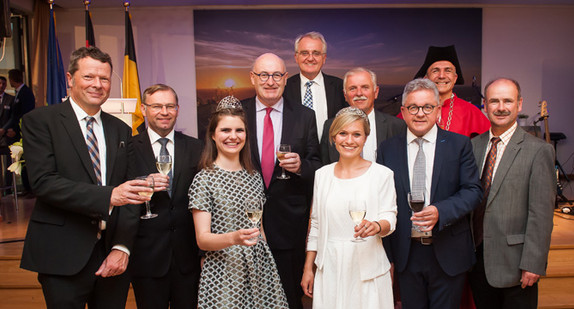 v.l.n.r.:  Vizepräsident Francois Werner, Norbert Lins, Bodensee-Weinprinzessin Stephanie Megerle, Kommissar Phli Hogan, Vizepräsident des Europäischen Parlaments Rainer Wieland, Württembergische Weinkönigin Carolin Klöckner, Präsident Hermann Hohl, Minister Guido Wolf, Vertreter des Grand Est, Vizepräsident Franz Benz