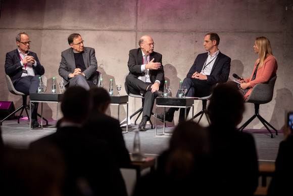 BW-Talk: Gesprächsrunde mit (v.l.n.r.) Prof. Dr. Kai Gniffke, Prof. Carl Bergengruen, Valdo Lehari jr., Dr. Wolfgang Kreißig und Moderatorin Dr. Jana Kübel (Bild: Staatsministerium Baden-Württemberg)