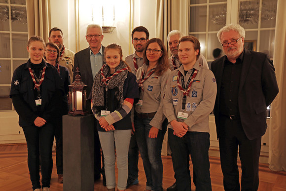 Ministerpräsident Winfried Kretschmann (4.v.l.) und Staatsminister Klaus-Peter Murawski (r.) mit einer Delegation von Pfadfinderinnen und Pfadfindern anlässlich der Übergabe des diesjährigen Friedenslichts