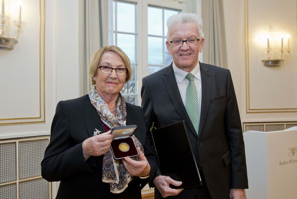 Ministerpräsident Winfried Kretschmann (r.) und Ministerin a.D. Barbara Schäfer-Wiegand (l.)