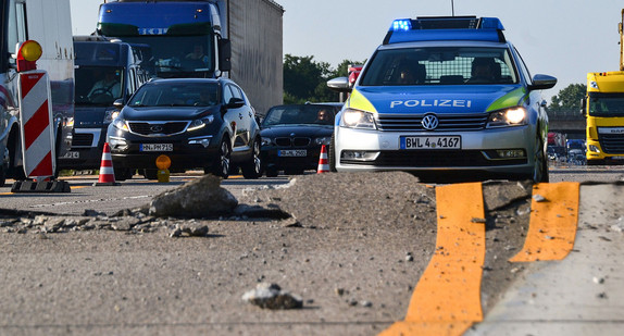 Durch große Hitze hat sich auf der Autobahn 5 der Fahrbahnbelag um rund 30 Zentimeter angehoben (Bild: © dpa).