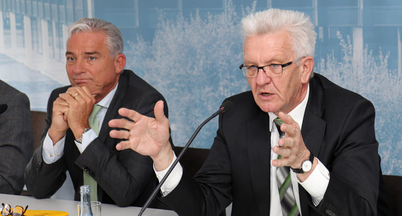 Ministerpräsident Winfried Kretschmann (r.) und der stellvertretende Ministerpräsident und Innenminister, Thomas Strobl (l.)