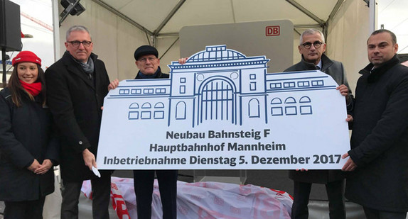 Gruppenbild mit Verkehrsminister Winfried Hermann (M.) (Foto: Ministerium für Verkehr Baden-Württemberg)