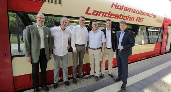 Peter Hauk und Teilnehmer vor der Zollernalbbahn (Foto: © Jan Potente)