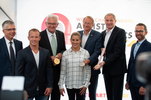 v.l.n.r.: Dr. Peter Huber, Betriebsleiter (Münzleiter) der Staatlichen Münze Baden-Württemberg, Fabian Hambüchen, Ministerpräsident Winfried Kretschmann, Elisabeth Seitz, Landtagsabgeordneter Wolfgang Drexler, Bernd Kußmaul und Michael Scharmann, Oberbürgermeister von Weinstadt