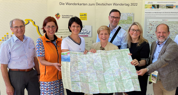 Präsentation der neuen Wanderkarten anlässlich des Deutschen Wandertags 2022. Von links nach rechts: Präsident des Landesamts für Geoinformation und Landentwicklung (LGL) Robert Jakob, Stellvertretende Präsidentin des Schwäbischen Albvereins e.V. Regine Erb, Oberbürgermeisterin der Stadt Fellbach Gabriele Zull, Ministerin für Landesentwicklung und Wohnen Nicole Razavi MdL, Landtagsabgeordneter Siegfried Lorek MdL, Bundestagsabgeordnete Christina Stumpp MdB, Bundestagsabgeordneter Prof. Dr. Stephan Seiter MdB.