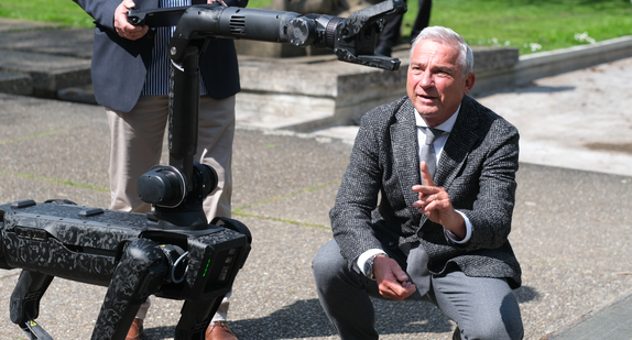 Innenminister Thomas Strobl mit Robo Dog