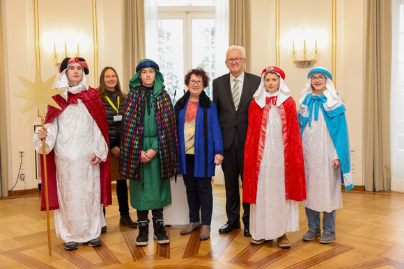 Ministerpräsident Winfried Kretschmann und seine Ehefrau Gerlinde mit der Sternsingergruppe der Seelsorgeeinheit Reutlingen Nord, Diözese Rottenburg-Stuttgart.