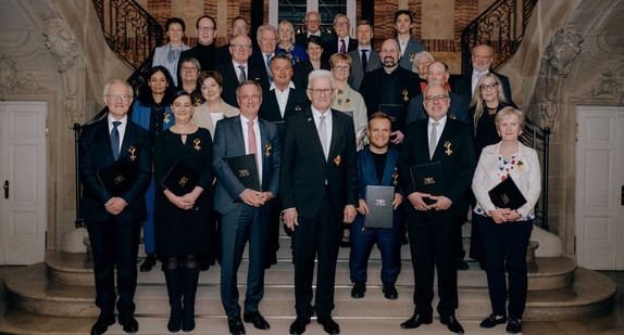 Gruppenbild mit Ministerpräsident Winfried Kretschmann (vorne, Mitte) und den Ordensprätendentinnen und Ordensprätendenten
