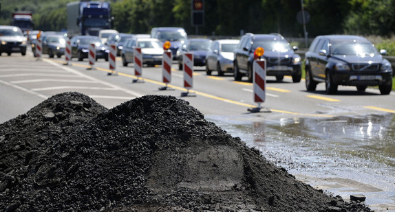 Autos fahren an einer Straßenbaustelle vorbei. (Foto: dpa)