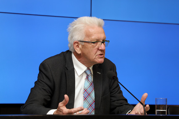 Ministerpräsident Winfried Kretschmann bei der Regierungspressekonferenz (Bild: Staatsministerium Baden-Württemberg)