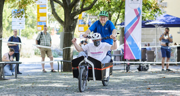 Verkehrsminister Winfried Hermann beim zweiten Cargo-Bike-Day in Stuttgart