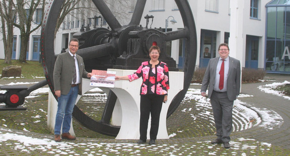 Forstminister Peter Hauk übergibt den Förderbescheid für die Holzbau-Professur an die DHBW Mosbach