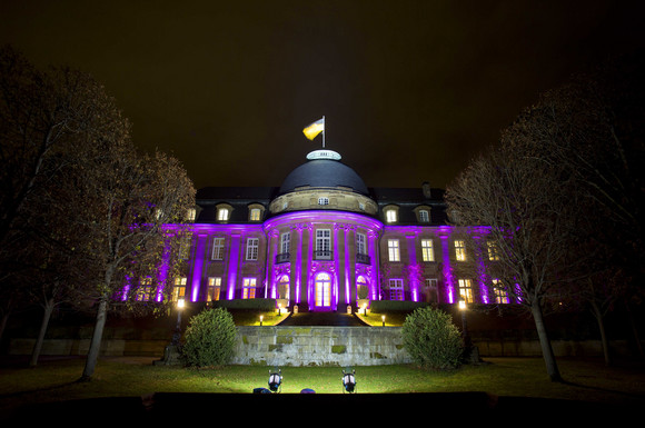 Die Villa Reitzenstein violett beleuchtet