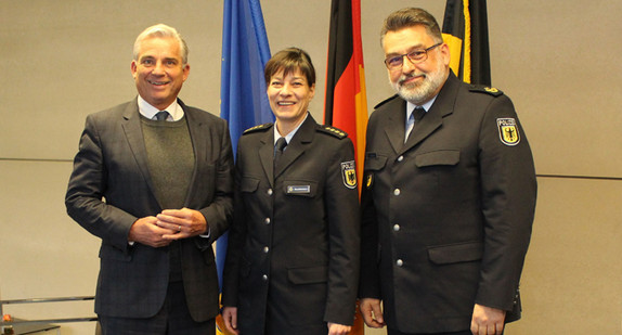 v.l.n.r.: Innenminister Thomas Strobl, Leitende Polizeidirektorin Kerstin Kohlmetz, Präsident der Bundespolizeidirektion Stuttgart, Peter Holzem