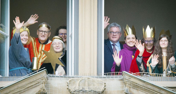 Justizminister Guido Wolf (4.v.r.) mit Sternsingern der Domgemeinde St. Eberhard im Justizministerium (Foto: Ministerium der Justiz und für Europa Baden-Württemberg)