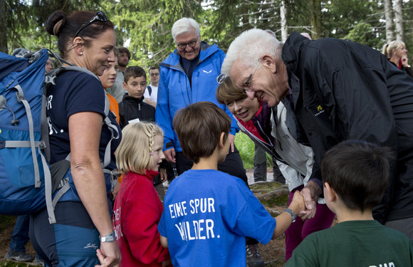 Nationalpark Schwarzwald: Ministerpräsident Winfried Kretschmann (r.), Elke Büdenbender (2.v.r.) und Bundespräsident Frank-Walter Steinmeier (3.v.r.)