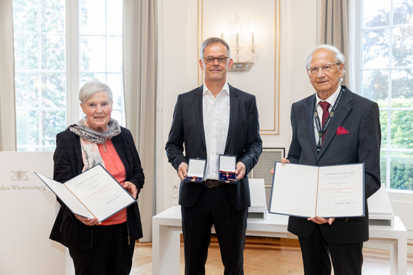 von links nach rechts: Helga Linsler, Staatssekretär Rudi Hoogvliet und Norbert Linsler