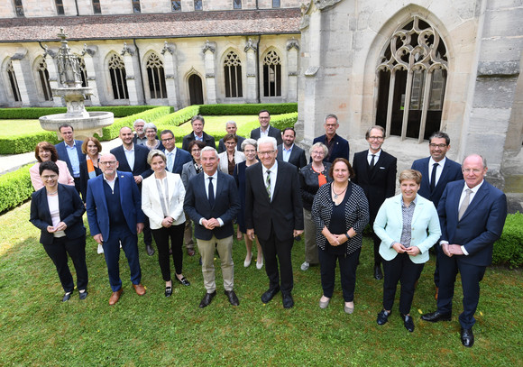 Gruppenbild des Kabinetts im Innenhof des Kreuzgangs im Kloster Bebenhausen.