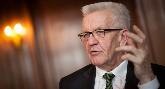 Ministerpräsiedent Winfried Kretschmann gibt in der Bibliothek der Villa Reitzenstein ein Interview.