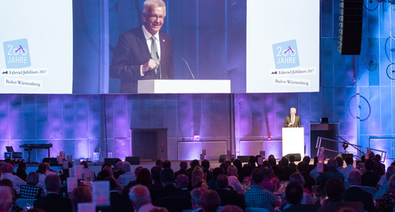 Ministerpräsident Winfried Kretschmann spricht bei der Veranstaltung (Foto: Leif-Erik Schmitt / Verkehrsministerium Baden-Württemberg)