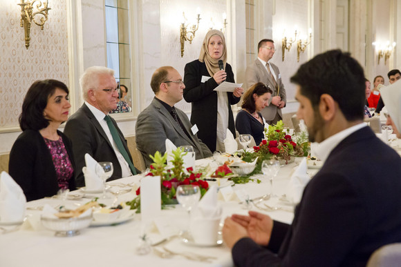 v.l.n.r.: Landtagspräsidentin Muhterem Aras, Ministerpräsident Winfried Kretschmann, Prof. Dr. Erdal Toprakyaran und Simone Trägner-Uygun