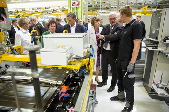 Rastatt, Werk der Daimler AG: Bundespräsident Frank-Walter Steinmeier (2.v.r.), Elke Büdenbender (3.v.r.) und Gerlinde Kretschmann (4.v.l.)