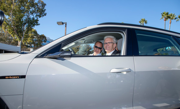 Ministerpräsident Winfried Kretschmann sitzt in einem Audi E-Tron (Bild: Staatsministerium Baden-Württemberg)