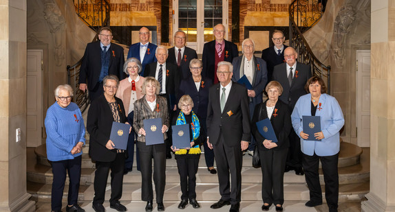 Gruppenbild: Ministerpräsident Winfried Kretschmann (vorne, Dritter von rechts) mit den Ordensträgerinnen und -trägern