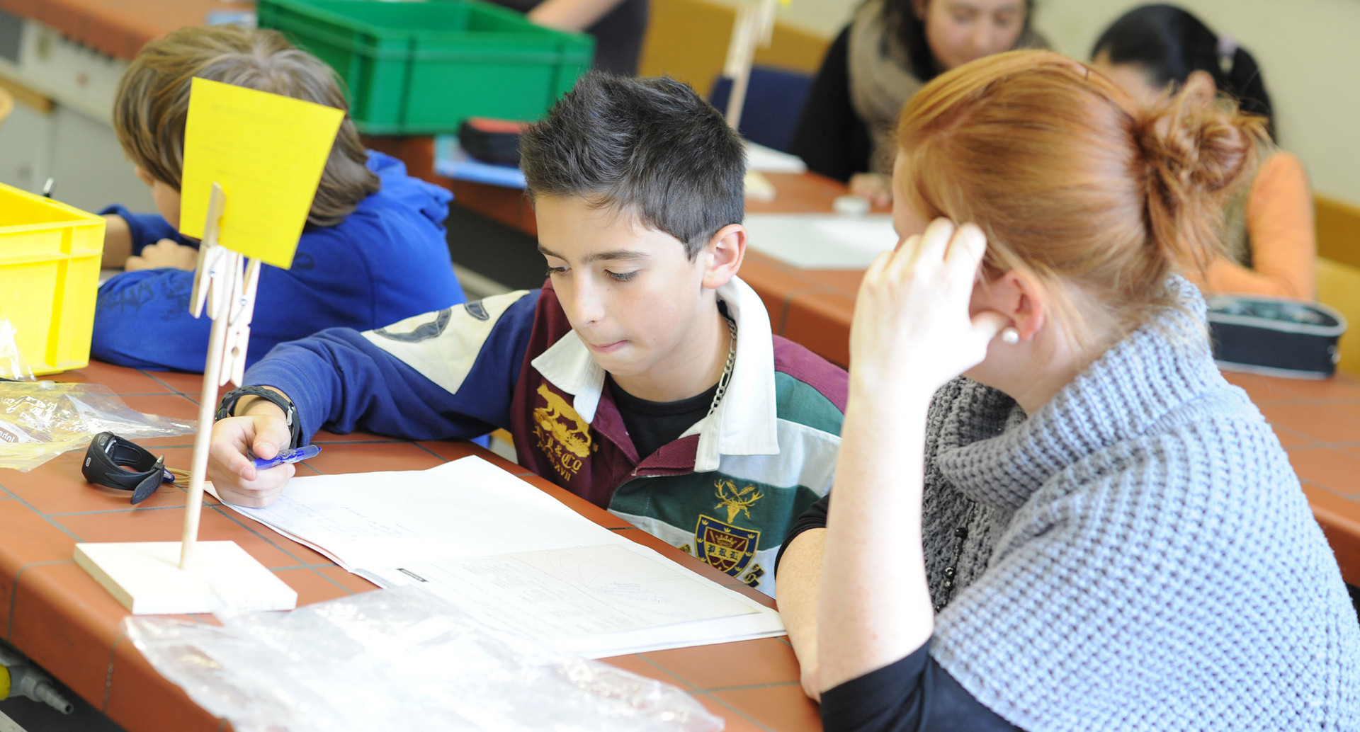 Eine Lehrerin erklärt einem Schüler eine Aufgabe (Bild: Kultusministerium Baden-Württemberg).