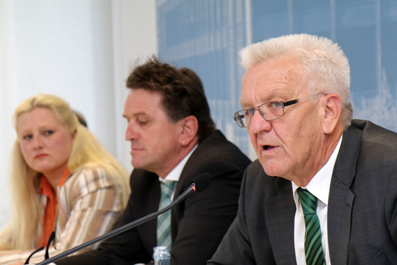 Ministerpräsident Winfried Kretschmann (r.), Sozial- und Integrationsminister Manne Lucha (M.) und die neue Landes-Behindertenbeauftragte Stephanie Aeffner (l.)