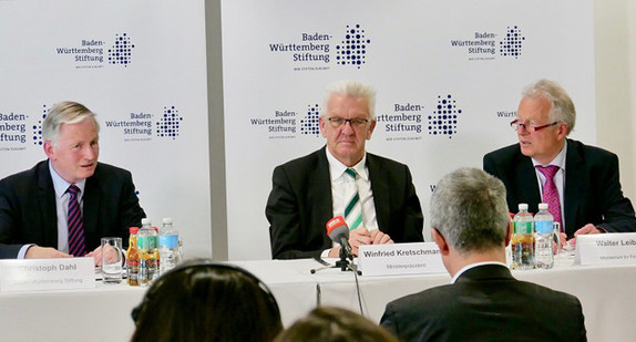 v.l.n.r.: Christoph Dahl, Ministerpräsident Winfried Kretschmann, Walter Leibold (Foto: Baden-Württemberg Stiftung gGmbH)