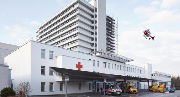 Außenansicht des Klinikums Ludwigsburg mit fliegendem Hubschrauber