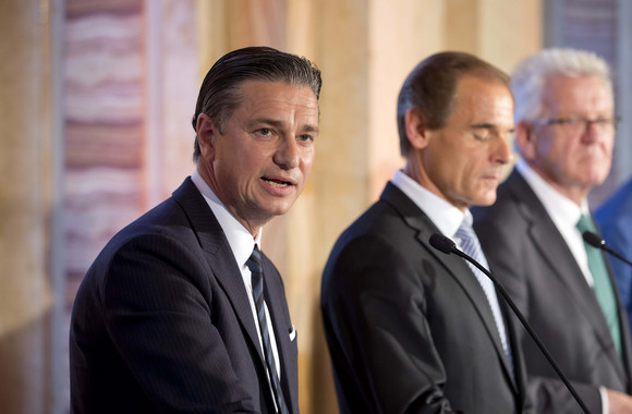 Lutz Meschke (l.) spricht bei der Pressekonferenz