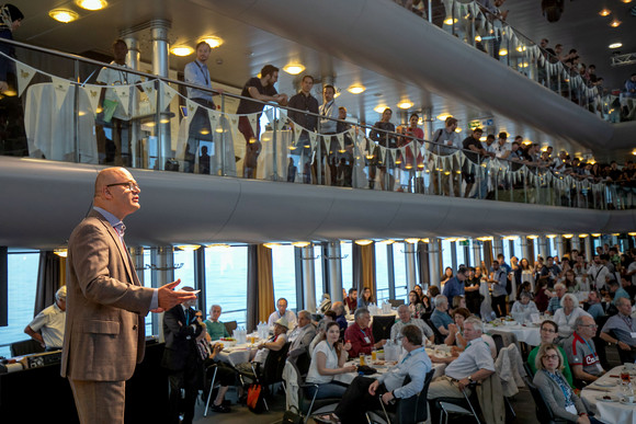 Ulrich Steinbach, Amtschef im Ministerium für Wissenschaft, Forschung und Kunst, begrüßt die Gäste (Bild: © Staatsministerium Baden-Württemberg)