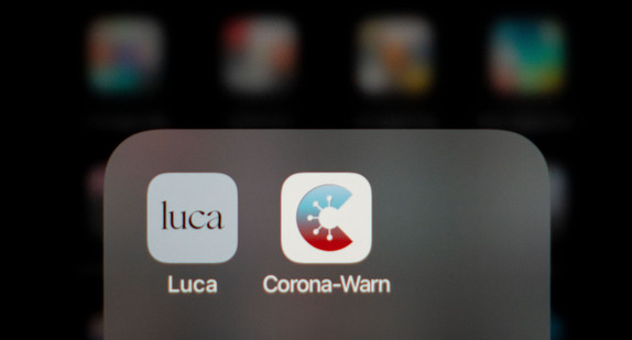Das Foto zeigt die Icons der Corona-Warn-Apps Luca und die Corona-Warn-App der Bundesregierung, vertreten durch das Robert-Koch-Institut.