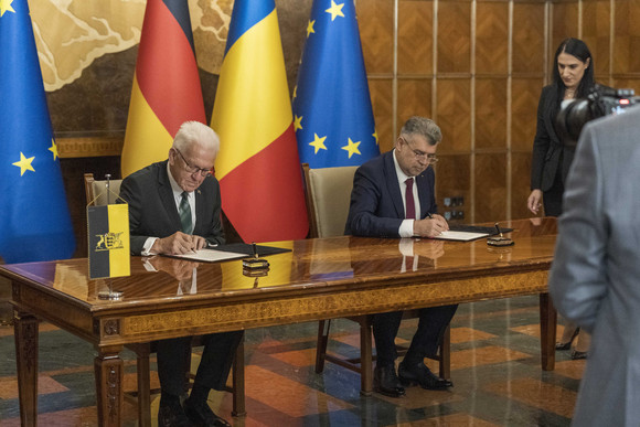 Ministerpräsident Winfried Kretschmann (links) und Rumäniens Premierminister Ion-Marcel Ciolacu (rechts) bei der Unterzeichnung einer gemeinsamen Absichtserklärung.