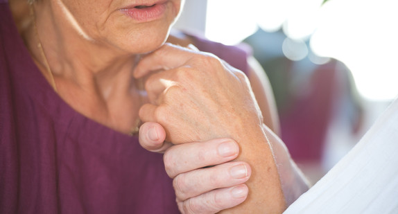 Eine Frau hält die Hand ihres an Demenz erkrankten Mannes. (Bild: © picture alliance/Daniel Naupold/dpa)