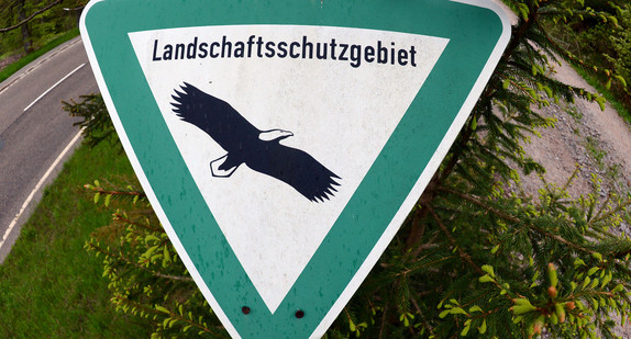Ein Schild mit der Aufschrift "Landschaftsschutzgebiet" (Foto: © dpa)