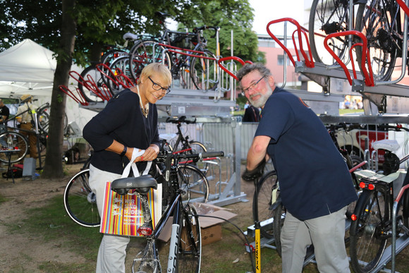 Fahrrad-Check auf dem Fahrradparkplatz am Tiergarten