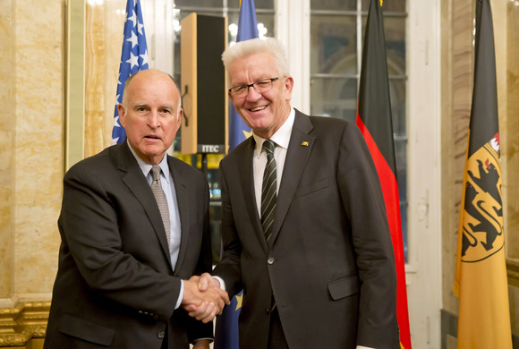 Ministerpräsident Winfried Kretschmann (r.) und der Gouverneur von Kalifornien, Edmund G. „Jerry“ Brown Jr. (l.)