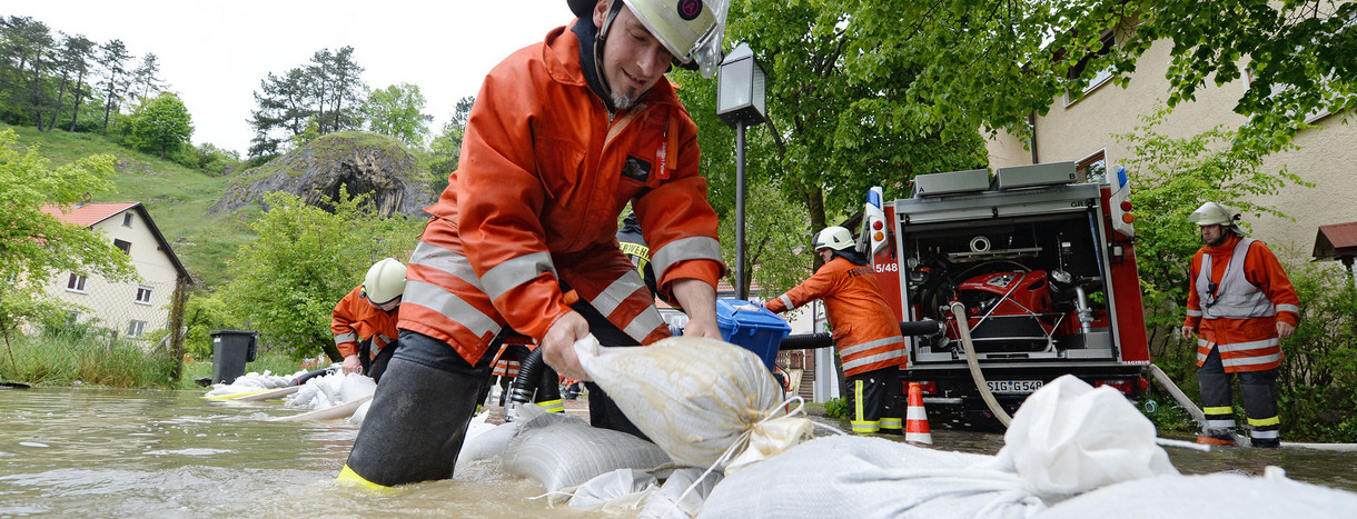 Feuerwehrmann beim Hochwassereinsatz (Foto: © dpa)