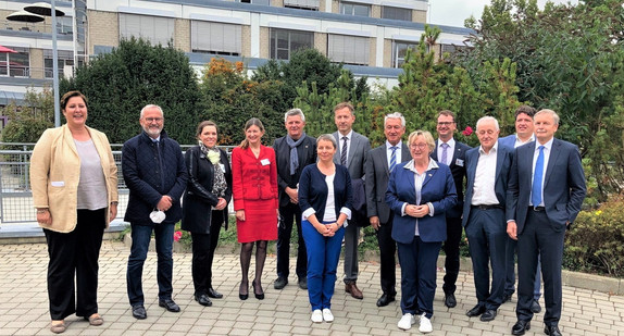 Wissenschaftsministerin Theresia Bauer auf einem Gruppenfoto mit Beschäftigten des Universitätsklinikums Ulm