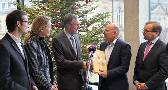 Verkehrsminister Winfried Hermann (2.v.r.) bei der Übergabe der Förderbescheide für die Schönbuchbahn (Foto: Ministerium für Verkehr Baden-Württemberg)