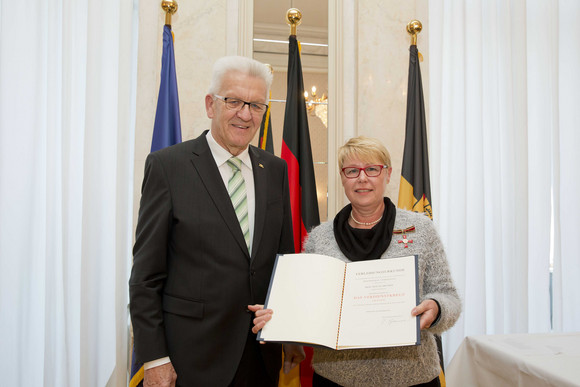 Ministerpräsident Winfried Kretschmann (l.) und Traute Theurer (r.)