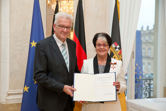 Ministerpräsident Winfried Kretschmann (l.) und Waltraud Widmann (r.)